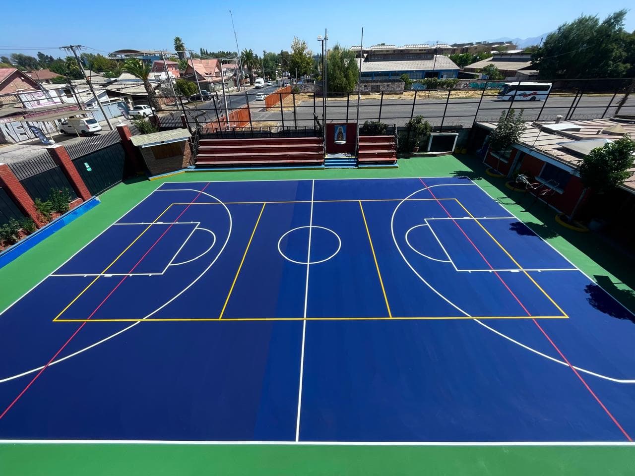 Equipos trabajando en superficie deportiva